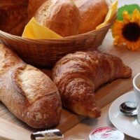 para de comer pão no café da manhã