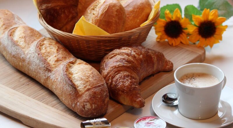 para de comer pão no café da manhã